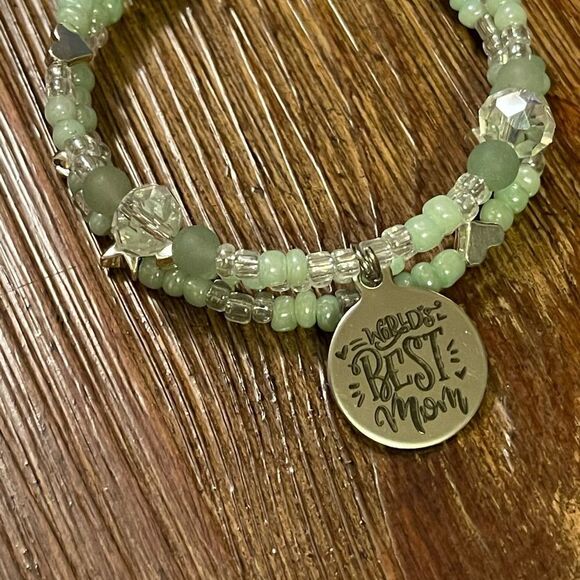 Handmade Worlds Best Mom beaded bracelet - Picture 4 of 6